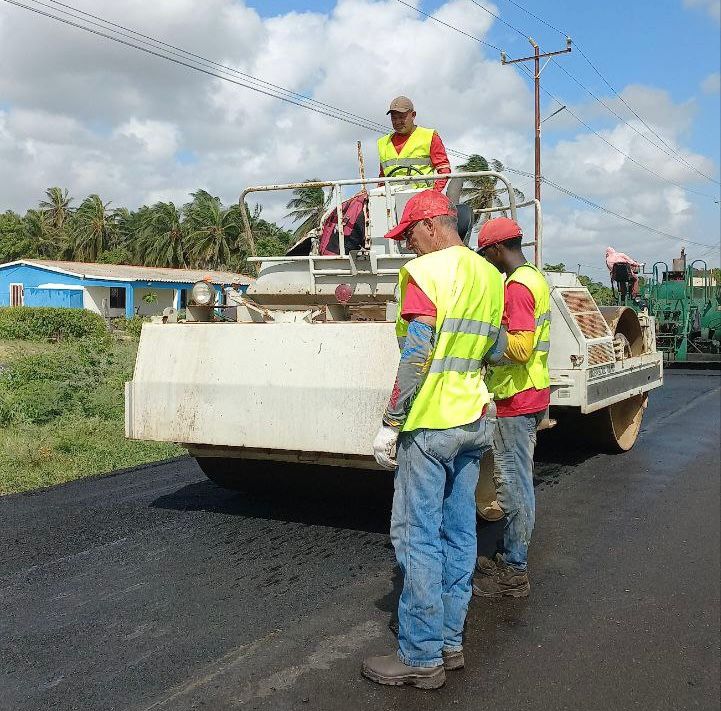 Gobernador Caldera anuncia que antes de Navidad la Guajira venezolana tendrá listos 70 kilómetros de vialidad asfaltada