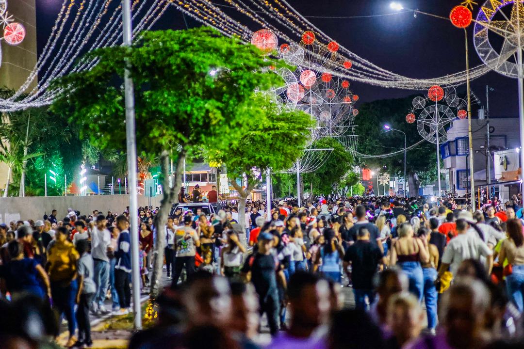 Gobernador Caldera y alcalde Di Martino caminaron junto el pueblo en la avenida Bellavista en su encendido