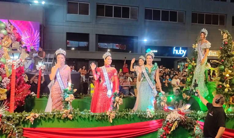 Desfile inaugural de la quincuagésima novena (59) edición de la Feria de la Chinita