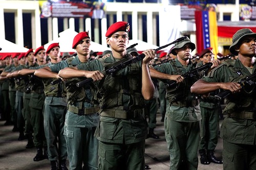 Jóvenes de la FANB