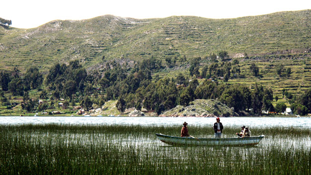 Regreso-de-la-pesca-Lago-de-Ticaca-Bolivia-a-3812-sobre-