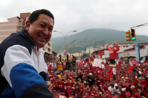 chvez_sonriente_ante_su_pueblo
