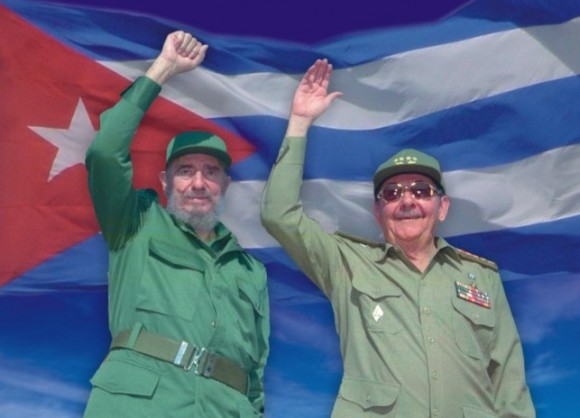 fidel-y-raul-castro-bandera-580x418