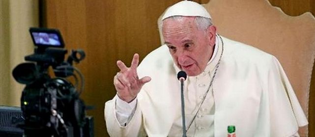 Papa-Francisco-grabacion-entrevista-television_ECDIMA20141215_0006_16