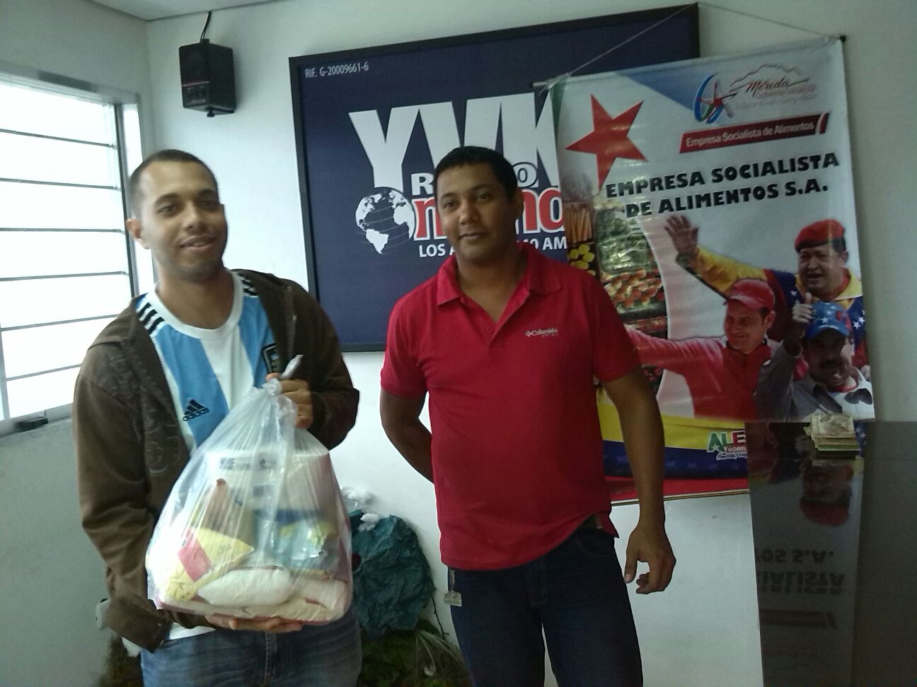 Personal de YVKE Mundial al adquirir su combo
