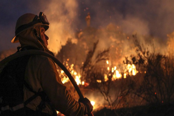 Bombero-lucha-contra-el-fuego-en-California