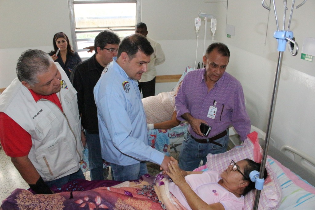 Foto 1 El Gobernador saludó a los pacientes del Ihula