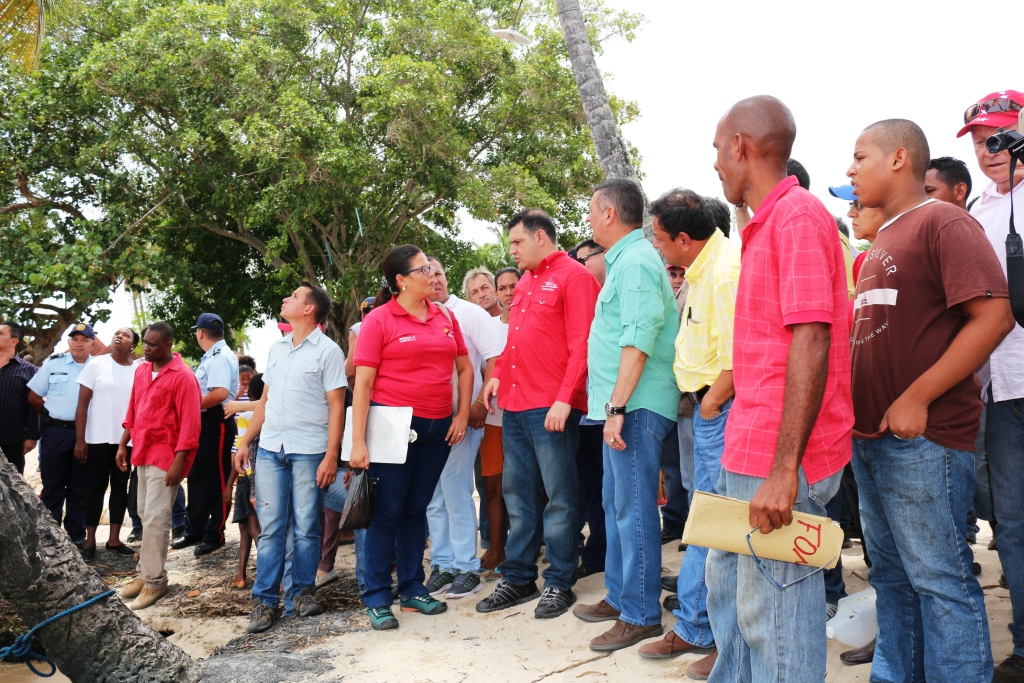 Mandatario regional atendiendo el pueblo de Palmarito