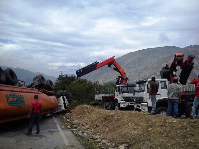 imagen 01 las autoridades se volcaron a levantar el accidente