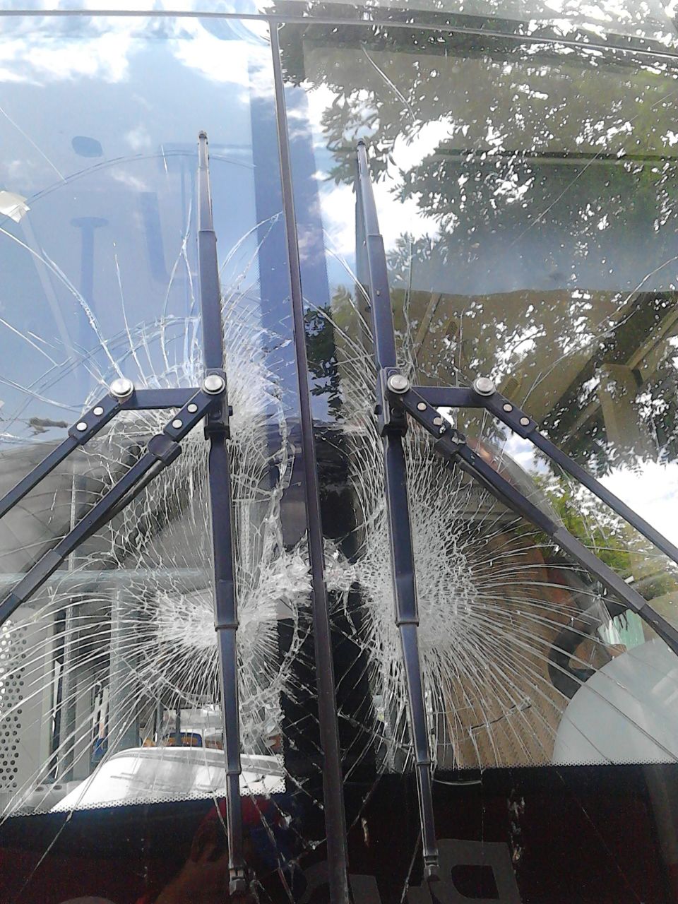 vidrio delantero de la unidad agredida