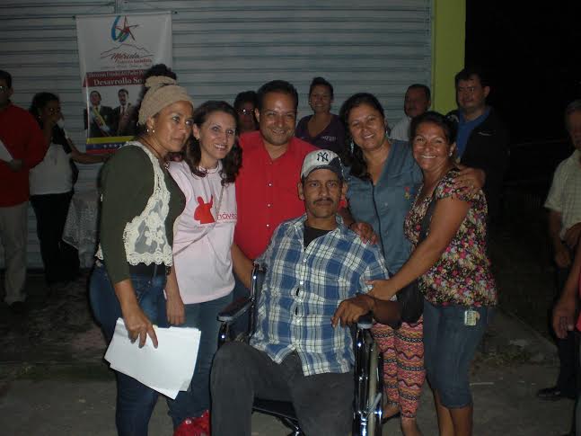 Johana Prieto y Carlos León entregaron silla de rueda al Sr