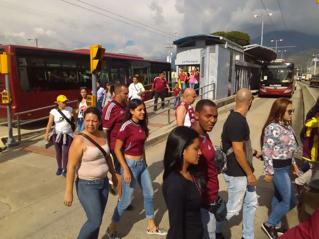 Usuarios del Trolebús en el acceso al estadio Metropolitano de Mérida