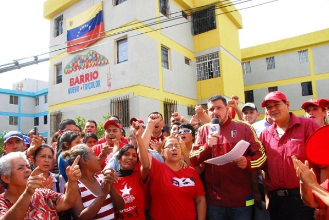 Foto 1 El Gobernador celebró con los presentes el reacondicionamiento de los edificios