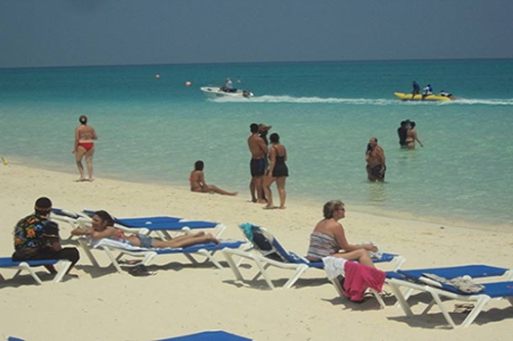 cuba-turistas-jardinesrey1