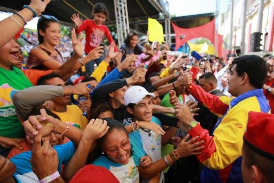 presidente-Maduro-con-los-jóvenes-e1401999250807-540x361