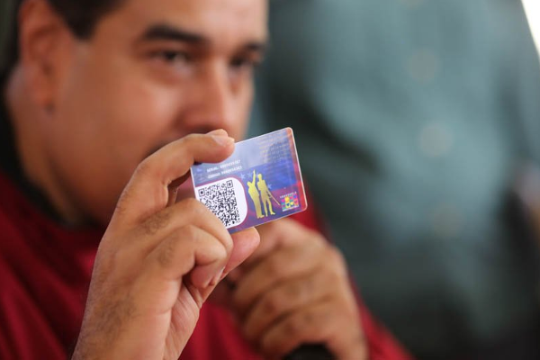 Nicolas-Maduro-y-su-carnet-de-la-Patria