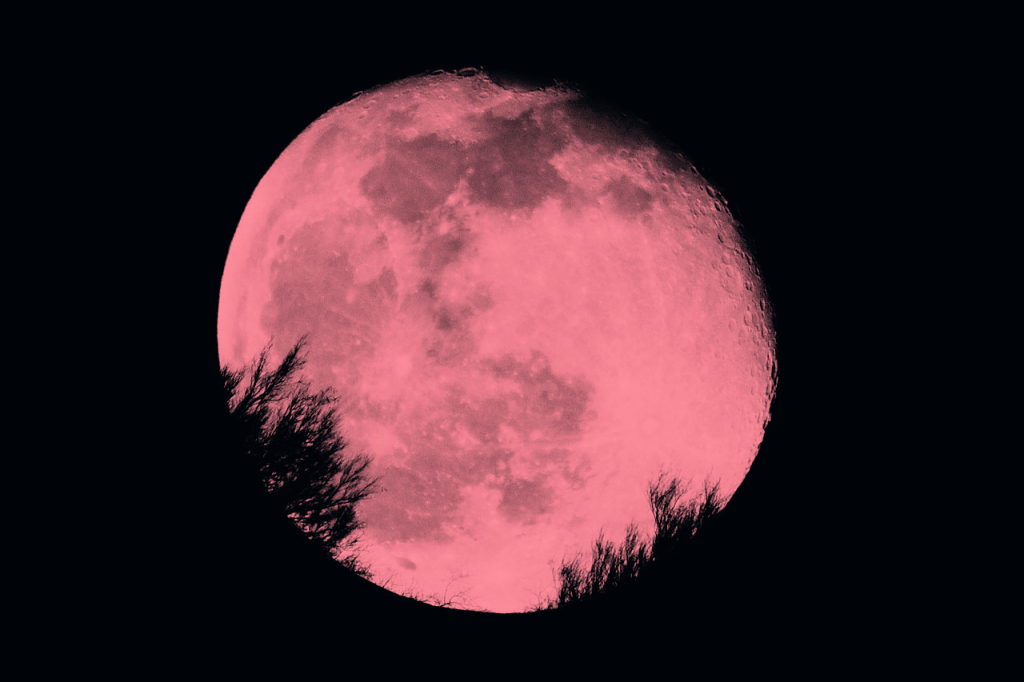 luna-rosa-sobre-agua