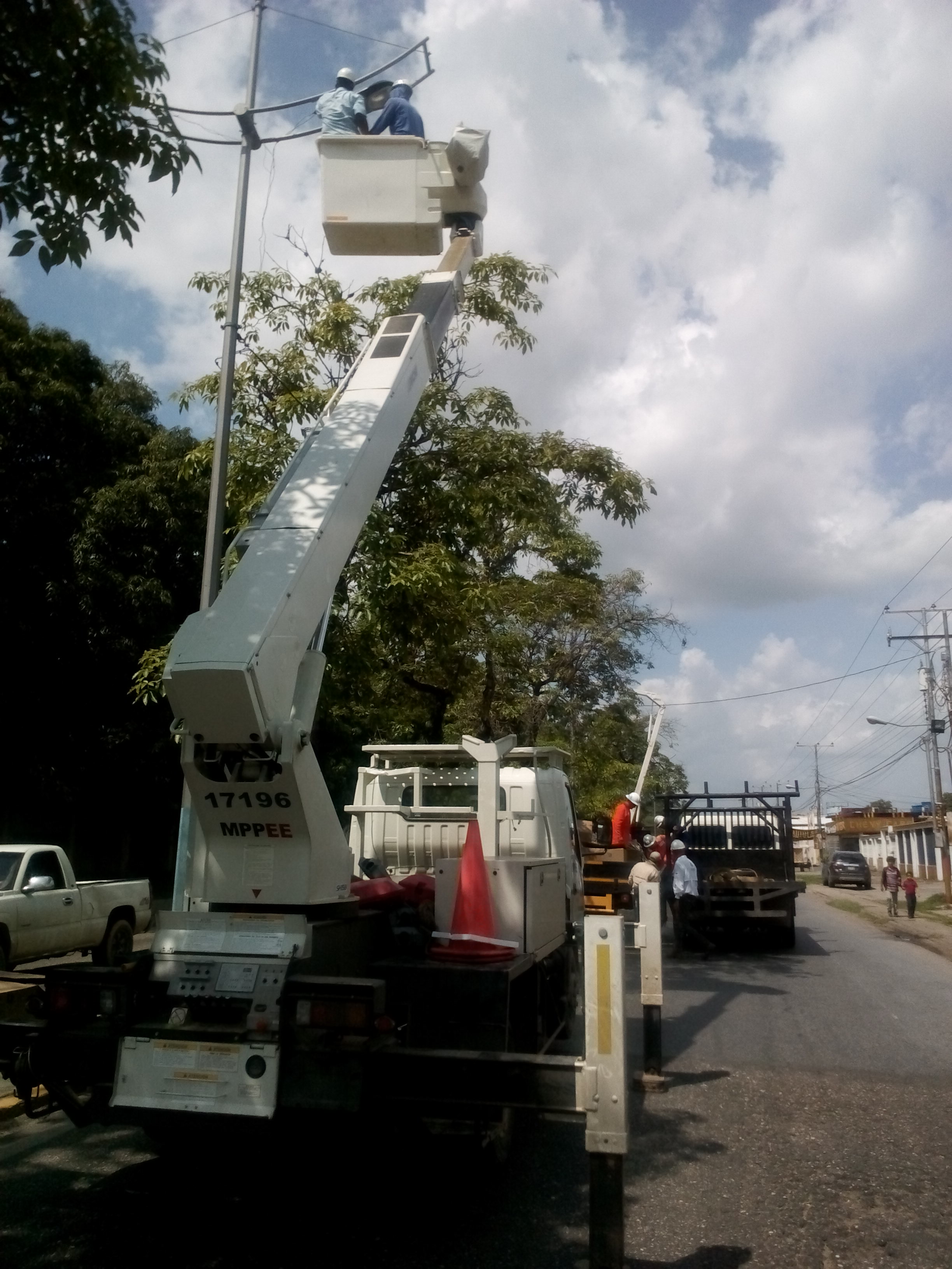 Foto 1 Cuadrillas de CORPOELEC trabajarán durante 15 días consecutivos para sustituir 40 luminarias diarias