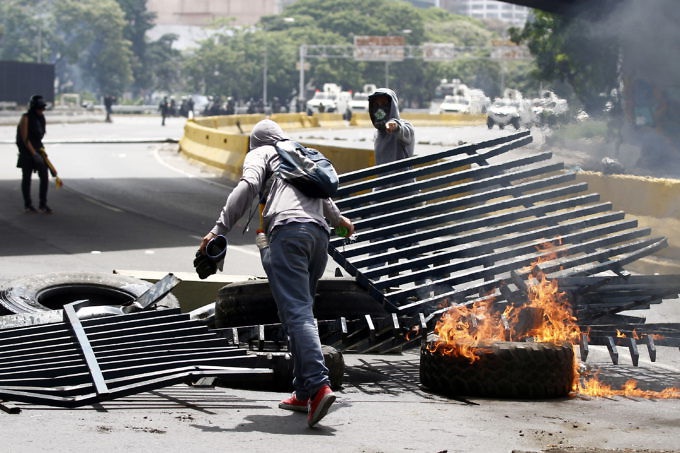 caracas_opositoresviolentos_basemilitar_lacarlota_4