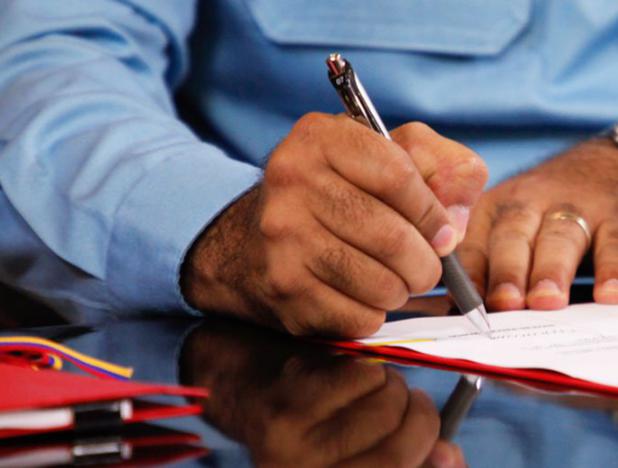 maduro-firma-leyes