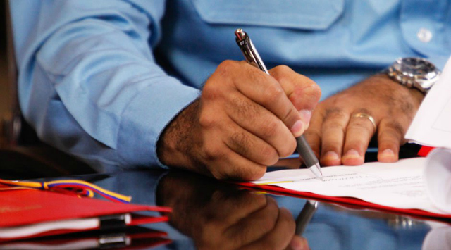 maduro-firmando