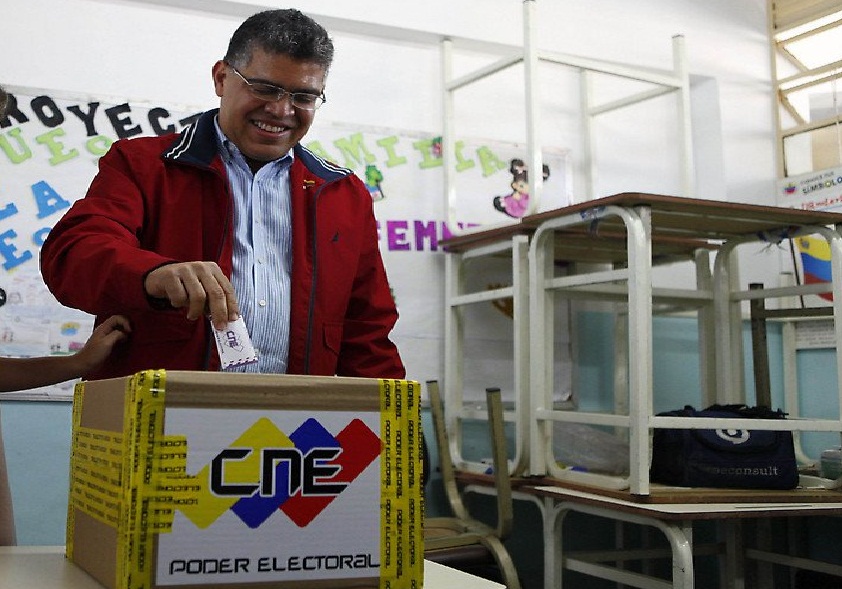 elias_jaua_vota