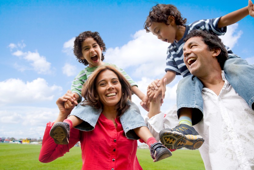 familia-feliz-caballito-830x556