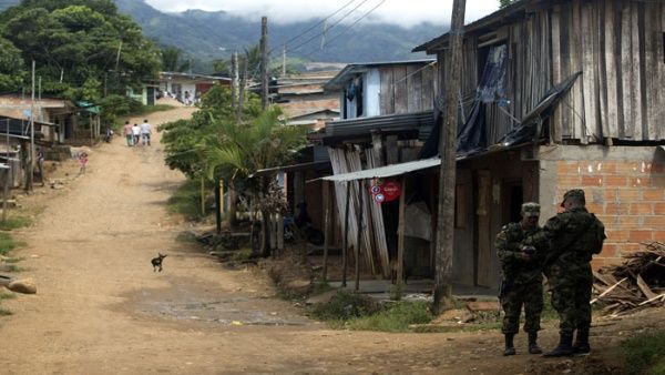soldados_patrullan_por_el_barrio_la_ilusixnx_el_18_de_noviembre_de_2017x_en_florenciax_caquetx_xcolombiax_-_efe