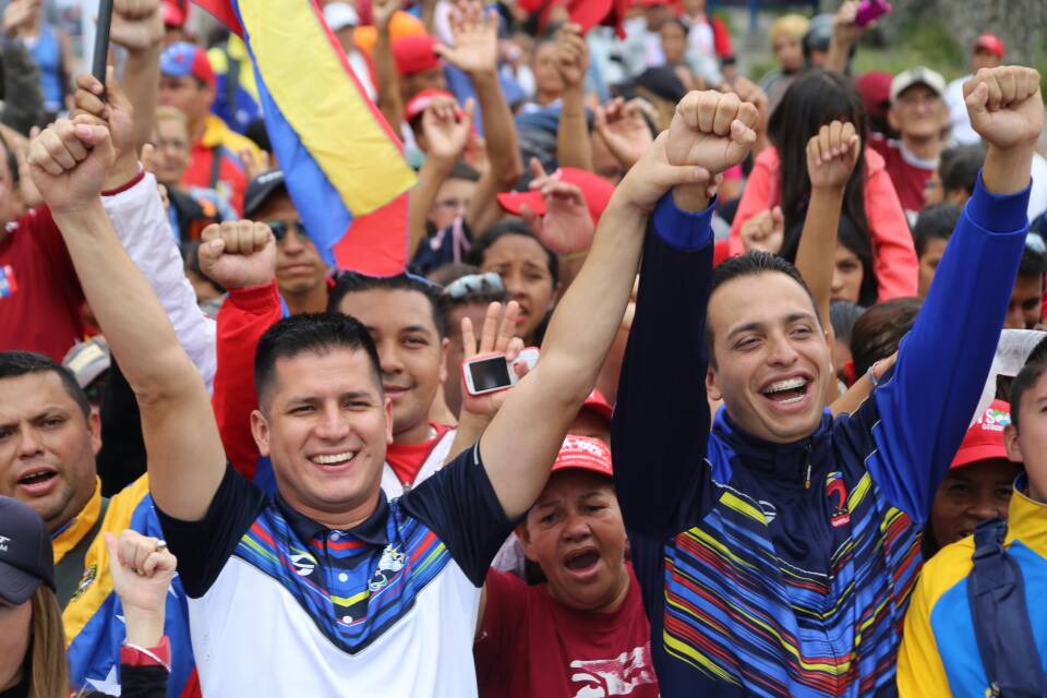Mervin Maldonado con Leonel Matos junto al pueblo merideño