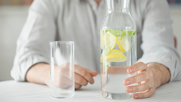 beber-agua-con-limon-adelgazar