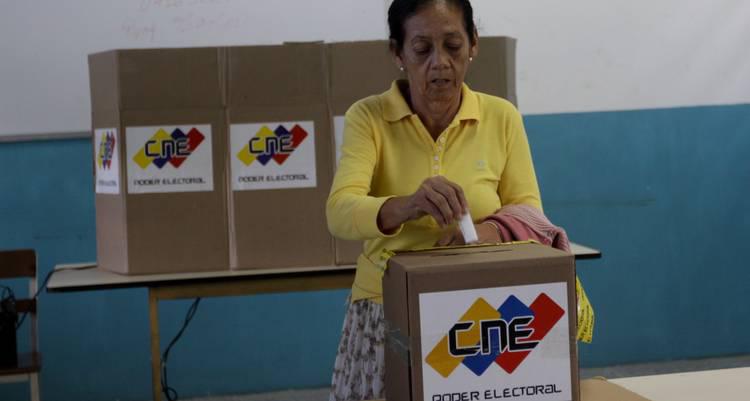 Foto Referencial nota sobre capacitacion CNE