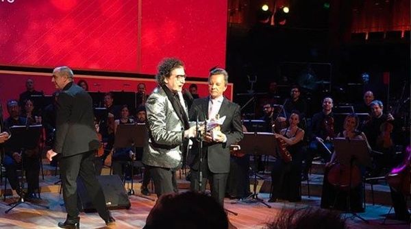 charly_garcxa_recibe_gardel_de_oro