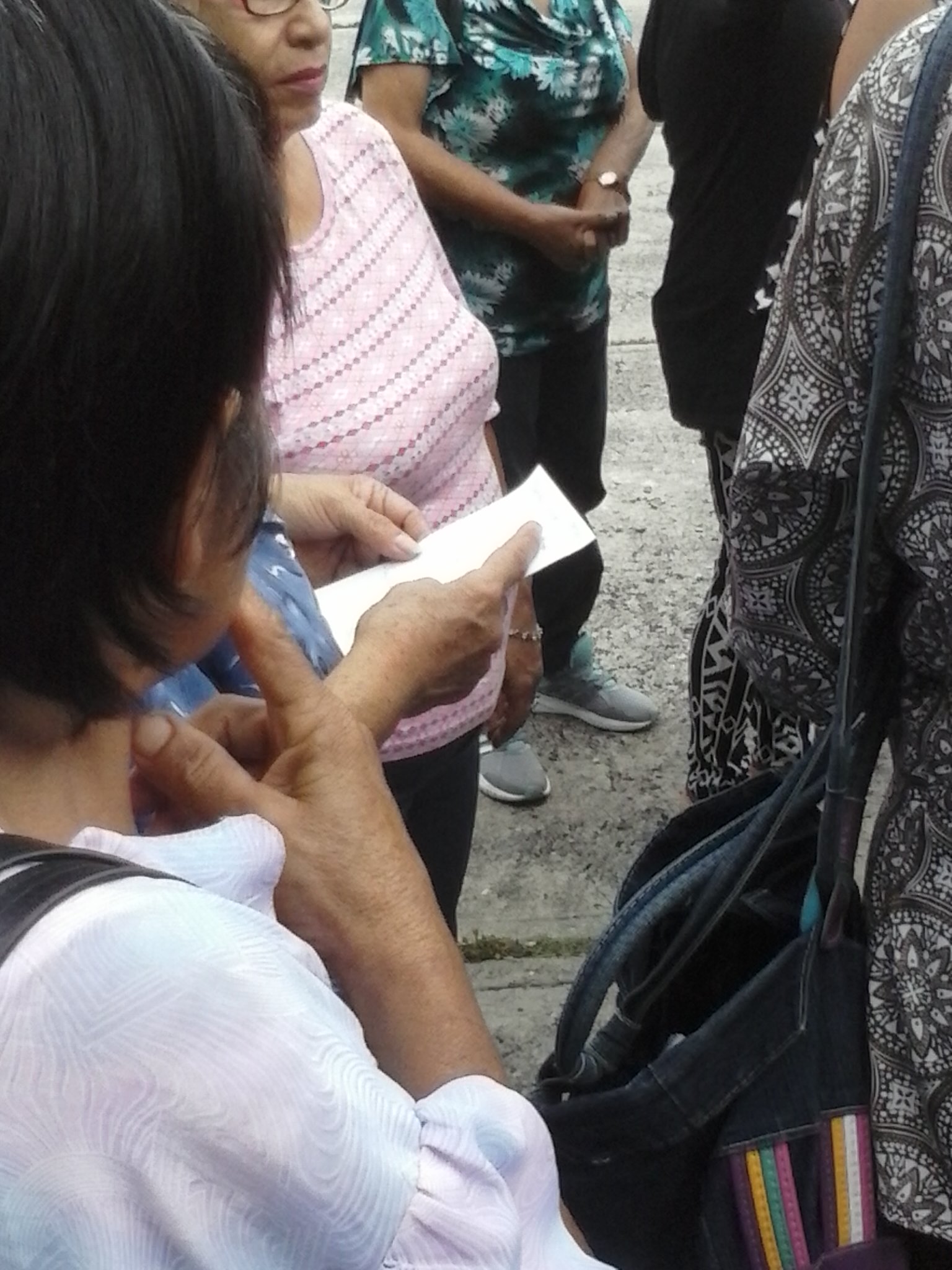 Afectados con documentos entre sus manos requirieron el control de los espacios e inclusive de Corposalud