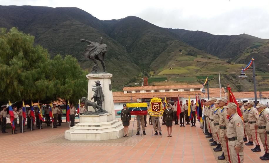 Plaza Bolívar de Mucuchíes lugar desde donde se rindió homenaje a la GNB y al Pabellón Nacional