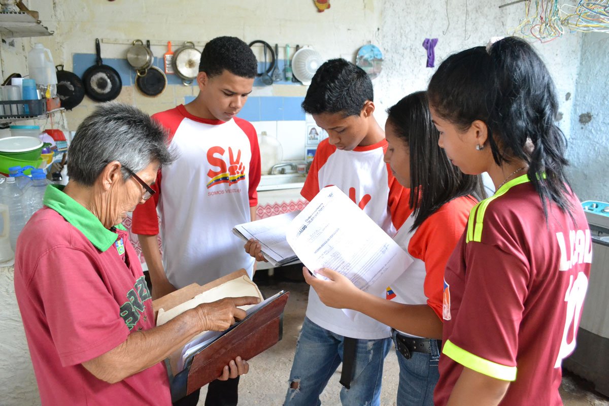 Jovenes del movimiento Somos Venezuela, berificando datos
