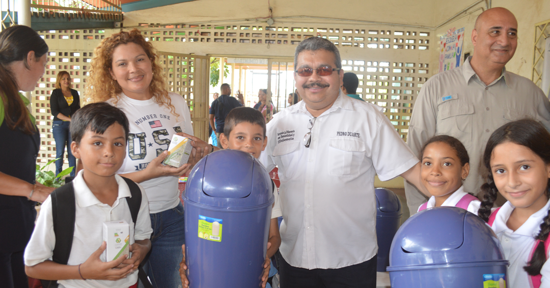 2 Alcalde Pedro Duarte entrega de donativos en escuelas Juan Antonio Perez Bonalde