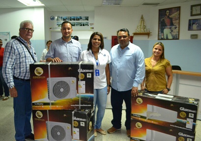 Alcalde Francisco González entrega AA en el Hospital Dr