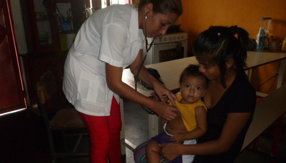 Consulta-a-niño-de-etnia-piaroa
