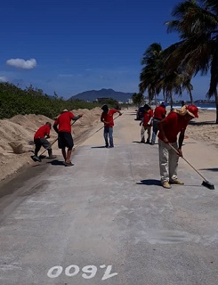 Personal de Alcaldía de Mariño realizan limpieza en playa La Caracola