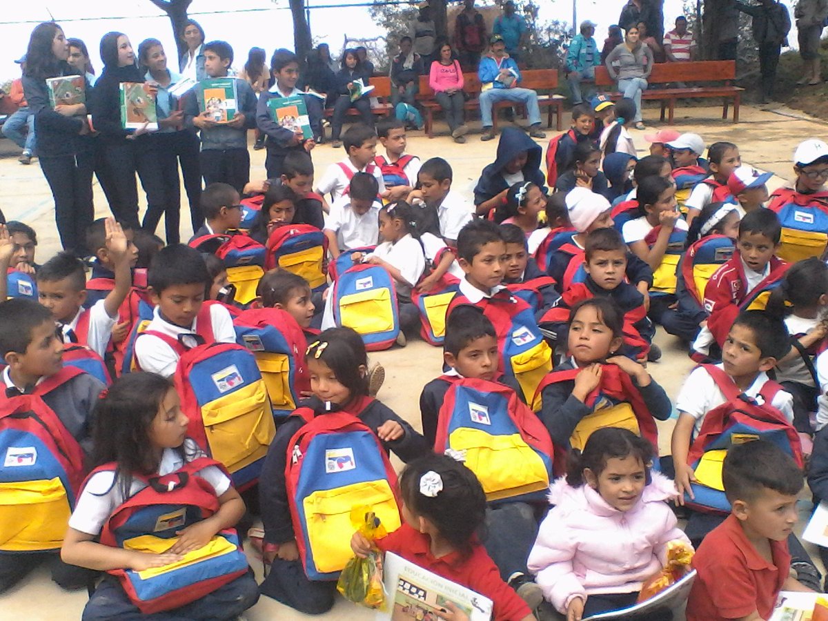 entrega de bolsos escolares