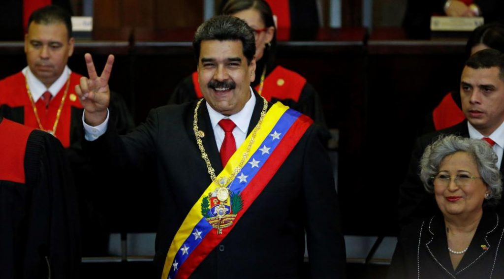 Nicolás-Maduro-con-el-símbolo-de-la-victoria-tras-jurar-como-presidente-de-Venezuela-1024x567