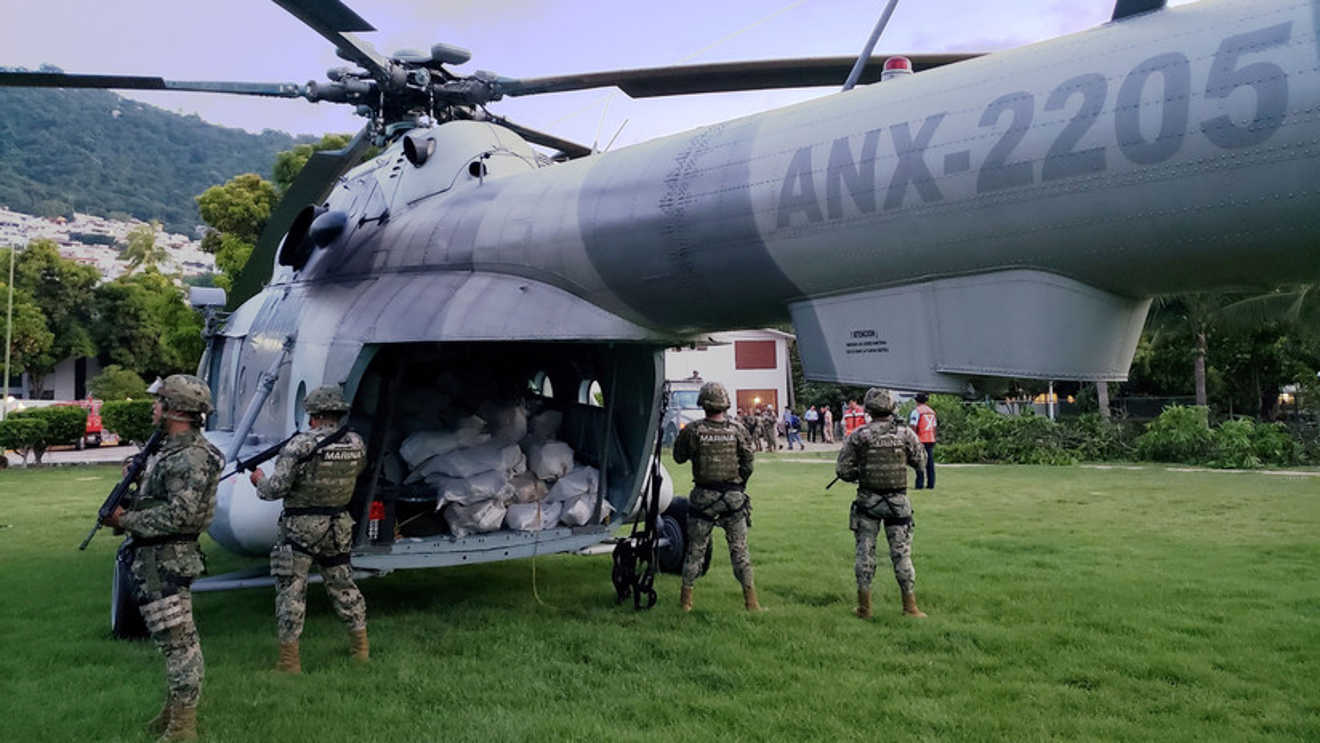 Oficiales-de-la-Marina-de-Mexico-hacen-guardia-a-una-droga-incautada