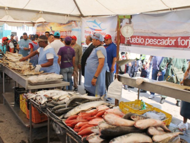 inicia-feria-pescado-socialista-2