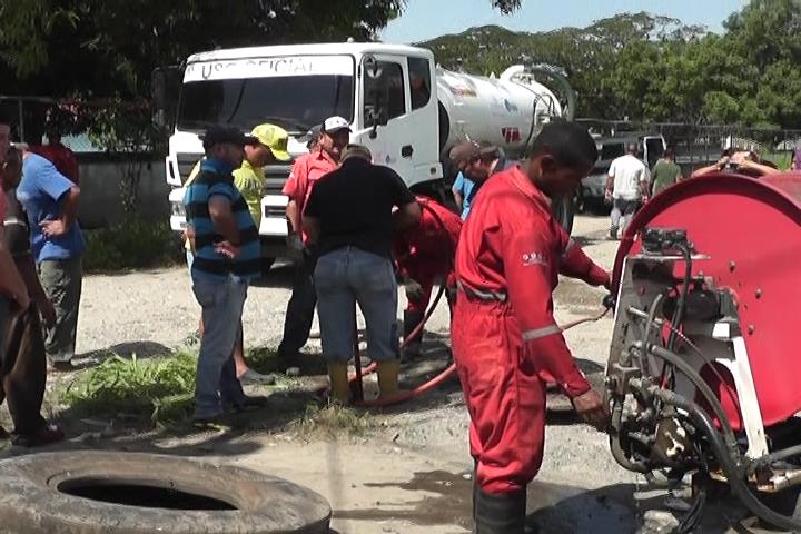 MANTENIMIENTO RED AGUAS SERVIDAS (4)