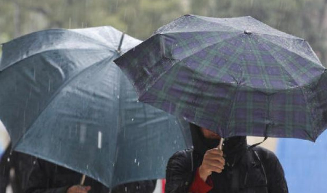personas-pasean-lluvia-protegidos-paraguas_1390971053_105994847_667x375-1132x670