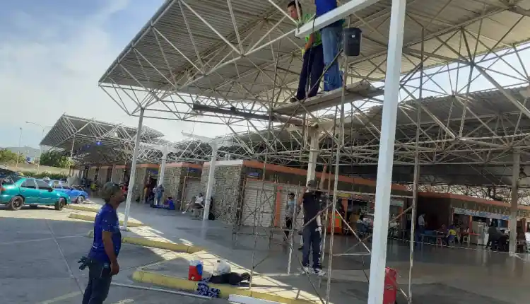 Alcaldía Gaspar Marcano repara techo del terminal de pasajeros del municipio