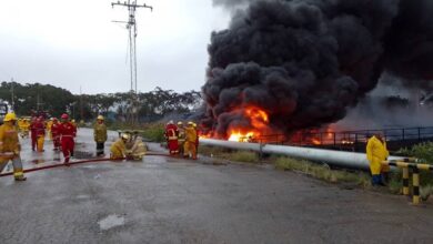 Bomberos combaten incendio en refinería de Puerto La Cruz