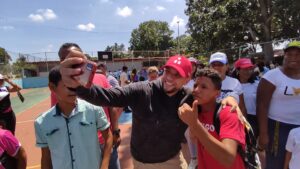 “Nos mantenemos en la calle, desplegados, atendiendo a nuestro pueblo, cumpliendo las instrucciones del presidente Nicolás Maduro y nuestro gobernador Rafael Lacava”, manifestó Oscar Orsini.