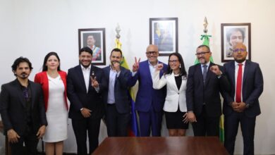 Movimientos Sociales de Brasil entregan a Jorge Rodríguez la sede de la Embajada de Venezuela