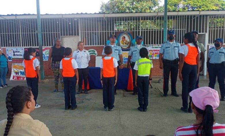 Miranda: Estudiantes de Santa Lucía participaron en programa "El Policía va a la Escuela" de formación de seguridad